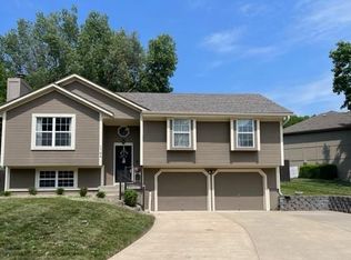 1724 NE Auburn Dr, Lees Summit, MO 64086