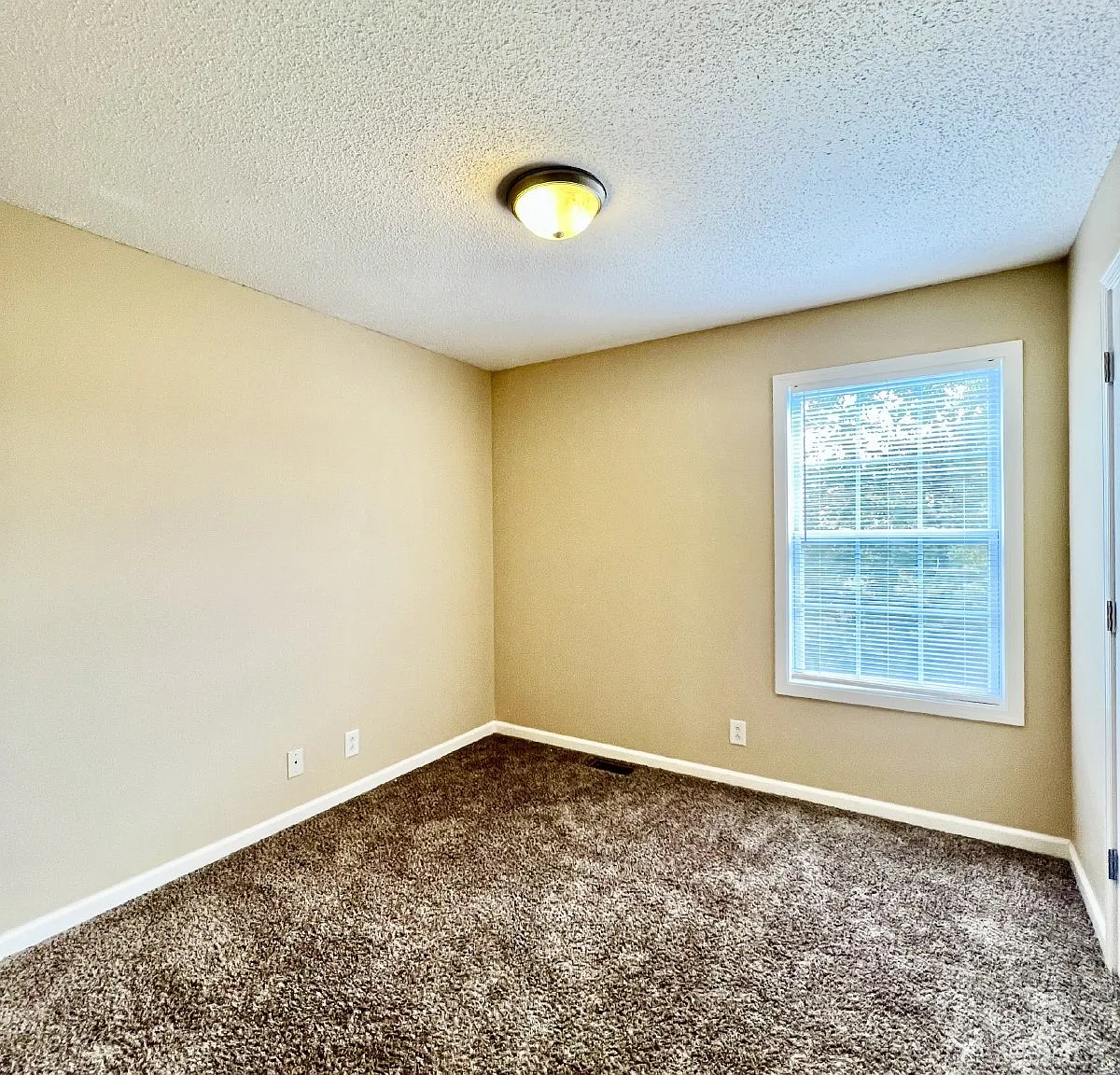 3 bed, 2.0 bath, 1200 sqft, $1,525 — Photo 2