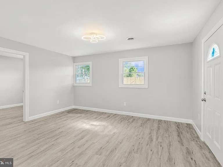 12 Holbrook Ln — Photo 9