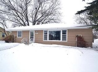 2151 Midlothian Rd, Roseville, MN 55113