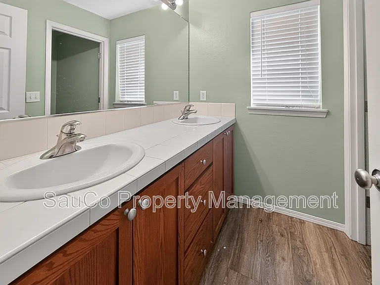 948 SE Elina Ave — Photo 6