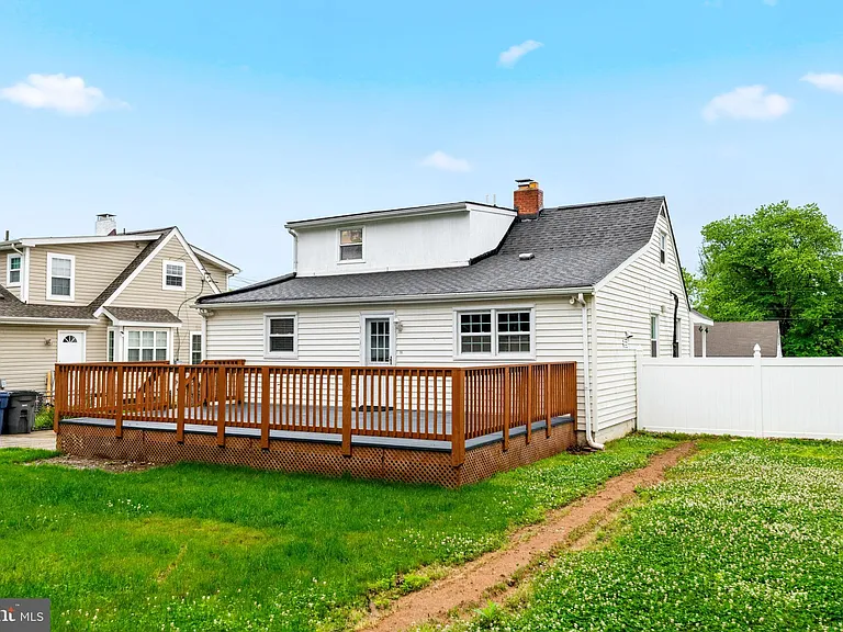 6823 Barrett Rd — Photo 32