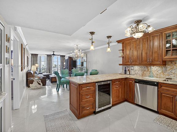 2nd image of 1000 Parkview Dr APT 806