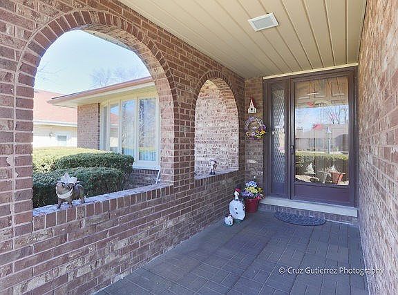 3rd image of 9719 S Hickory Crest Ct