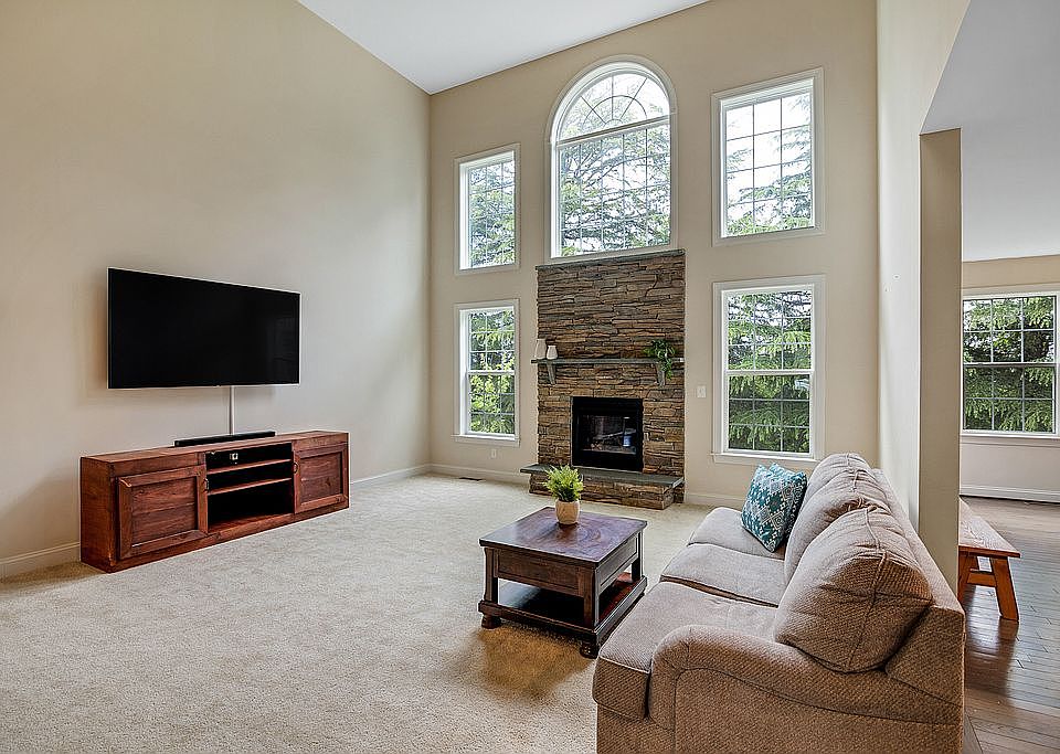 1st image of 9050 Stone Crest Dr