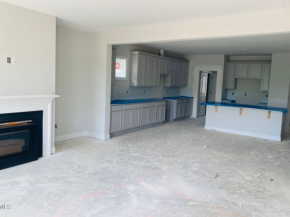 2nd image of 805 Putney Hl