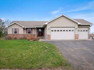 31126 Morley Dr, Lindstrom, MN 55045
