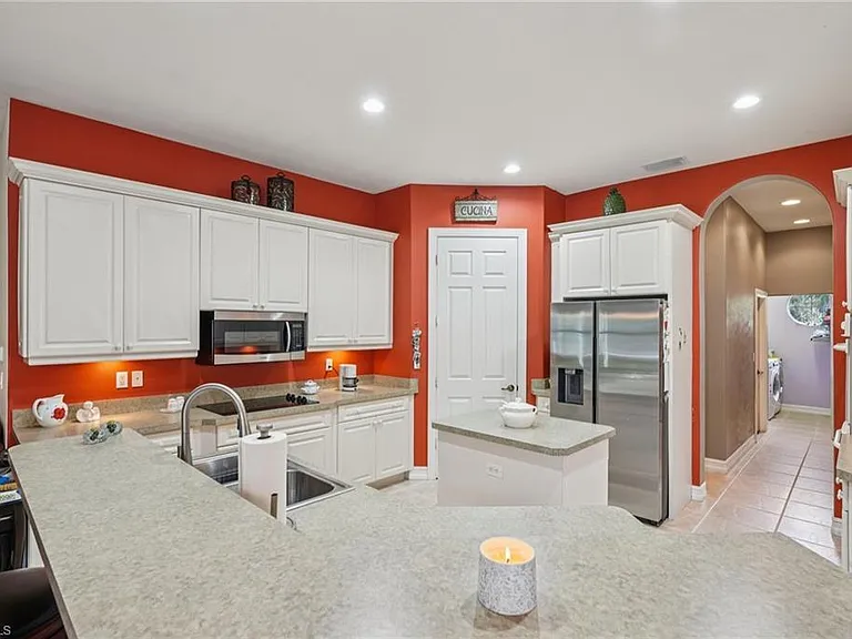 2621 Golden Gate Blvd W — Photo 12