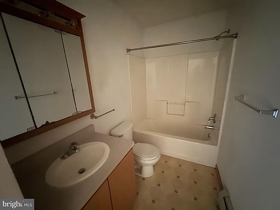 5th image of 131 Smith St APT B5