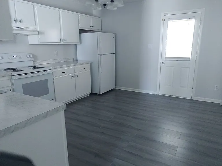 204 Woodlake Ct — Photo 3
