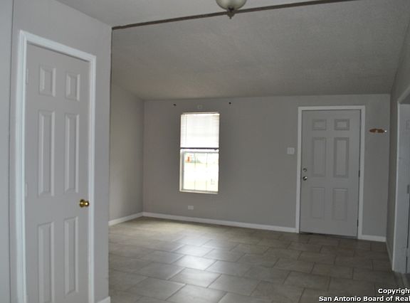 3rd image of 587 Overhill Dr