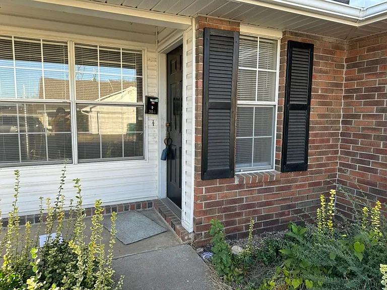 314 S 11th Pl — Photo 2