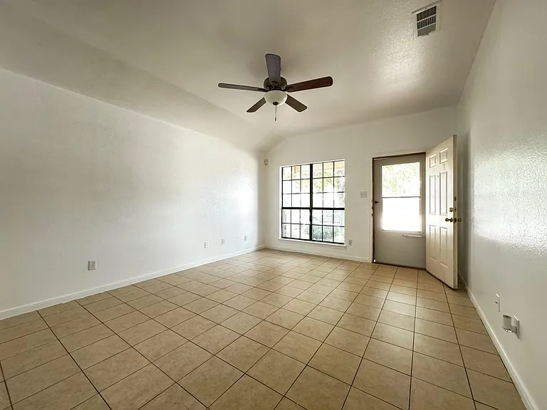 1413 Nicholas Cir #B — Photo 7