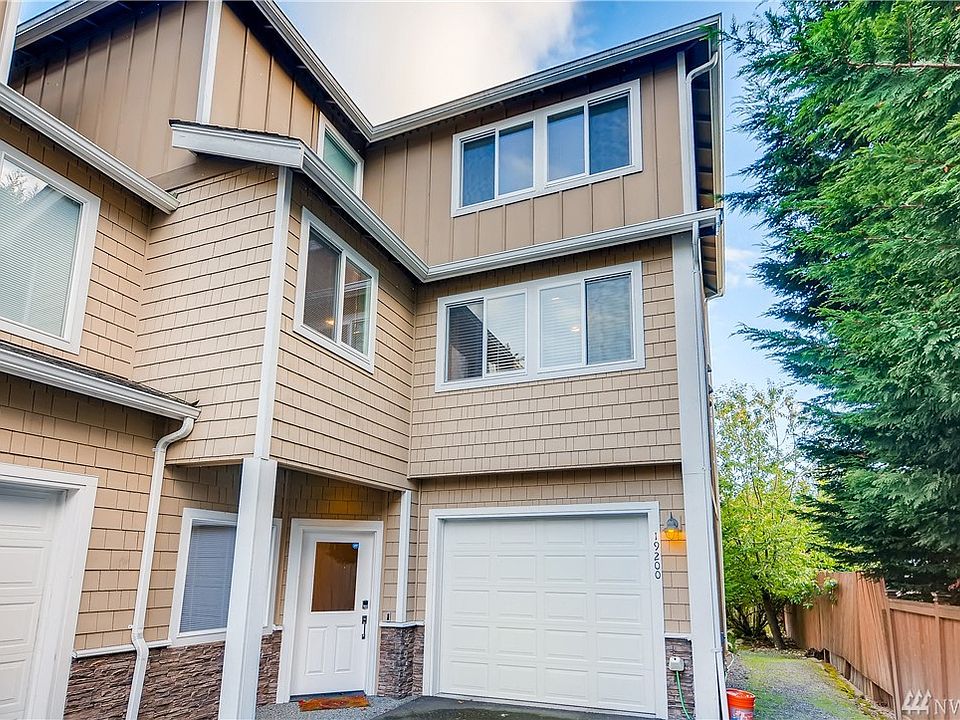 Private corner end unit with one car garage.  Extra deeded parking space is next to the fence