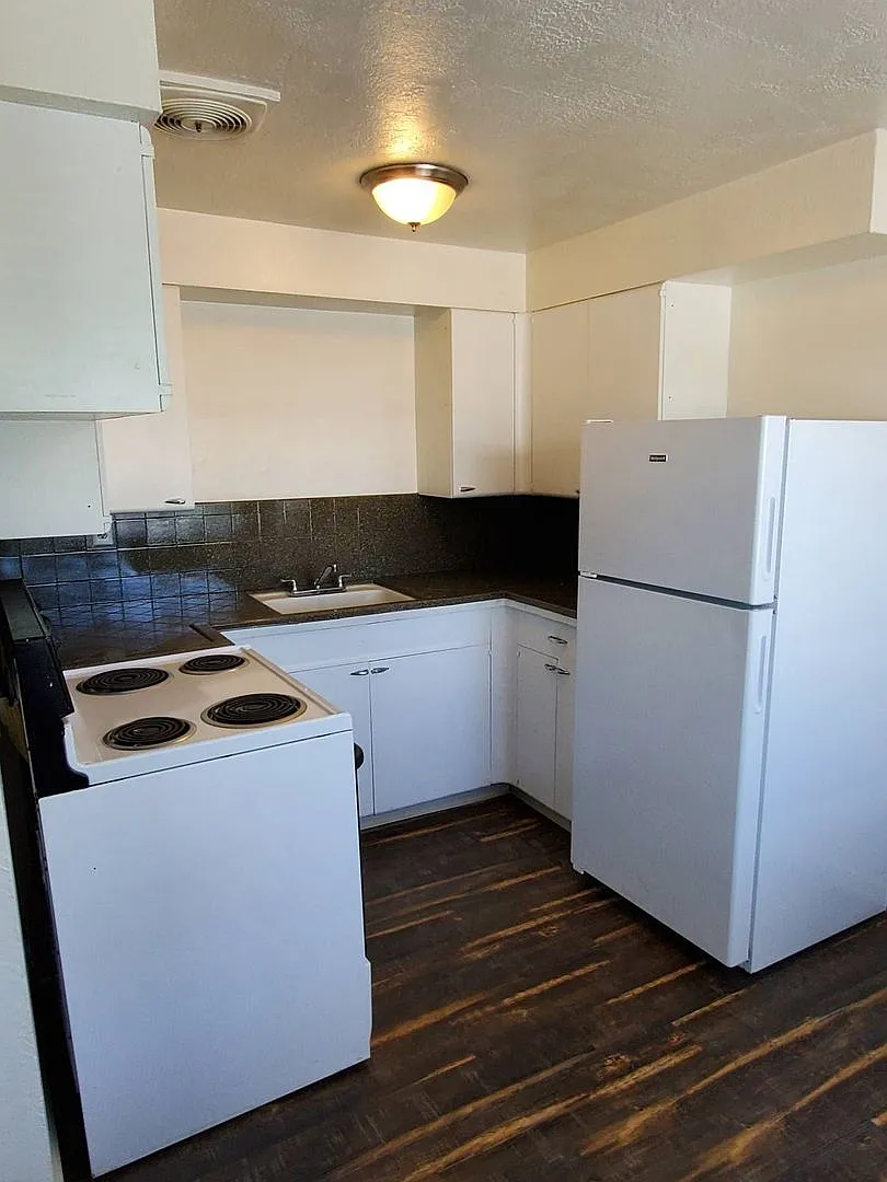 2 Bedroom Apartment- FREE September rent with 12-month lease! — Photo 3