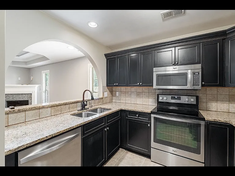 2536 Ridgemont Dr — Photo 2
