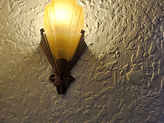Vintage Sconce light enhances the FP