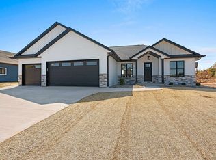 1696 Sweetbriar Way, Green Bay, WI 54311