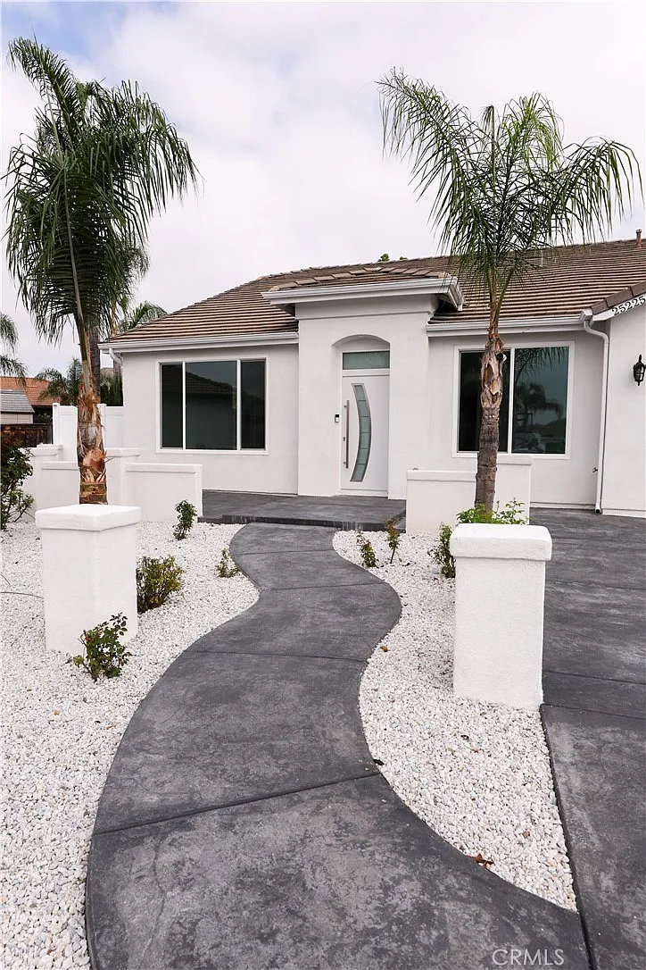 5 bed, 2359 sqft, $3,800 — Photo 2