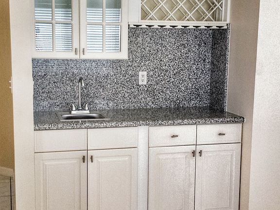 Wet Bar - Family Room