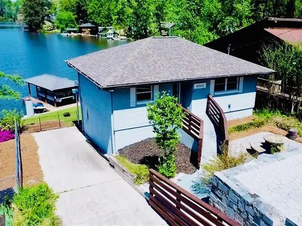 8562 Lake Dr, Snellville, GA 30039