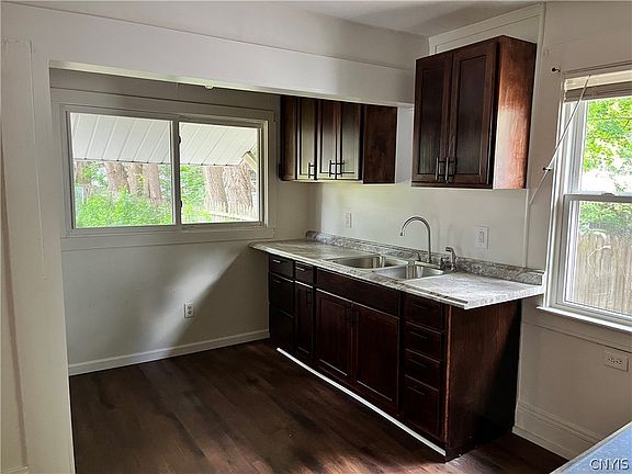 4th image of 226 Herriman St