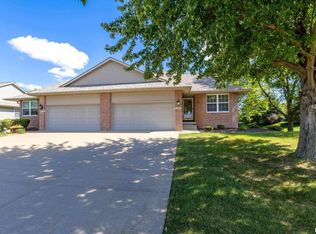 5307 Red Fox Rd, Bettendorf, IA 52722