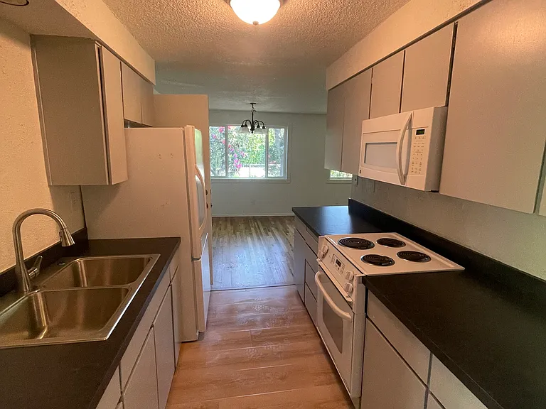 2250 32nd Ave — Photo 5
