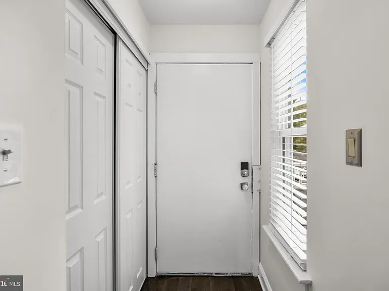 702 Abbey Ct — Photo 6