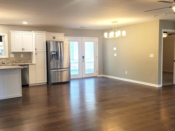 4th image of 1604 Crest Dr