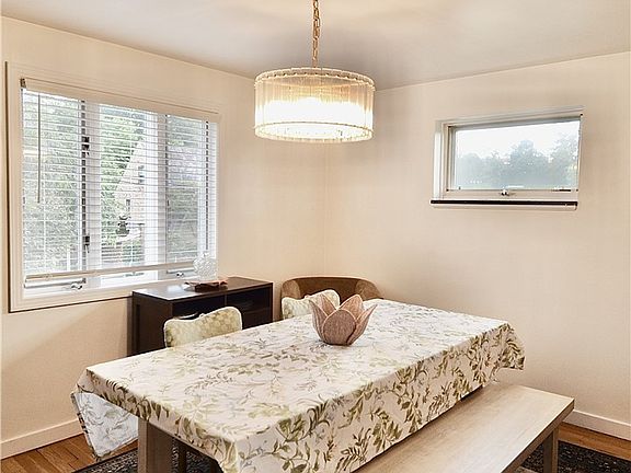 5th image of 3056 Earlsmere Ave