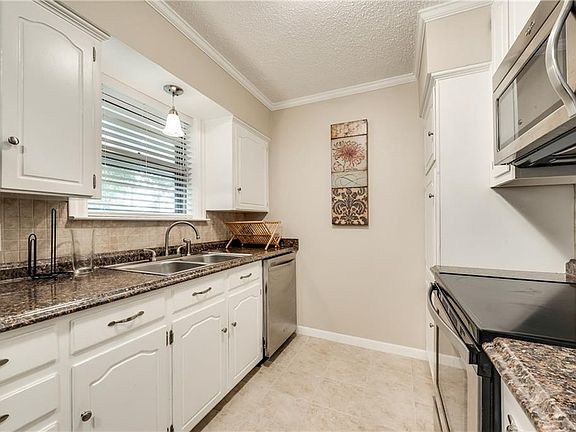 2nd image of 2703 Woodlawn Dr