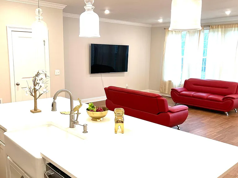 605 Charleston Dr — Photo 4