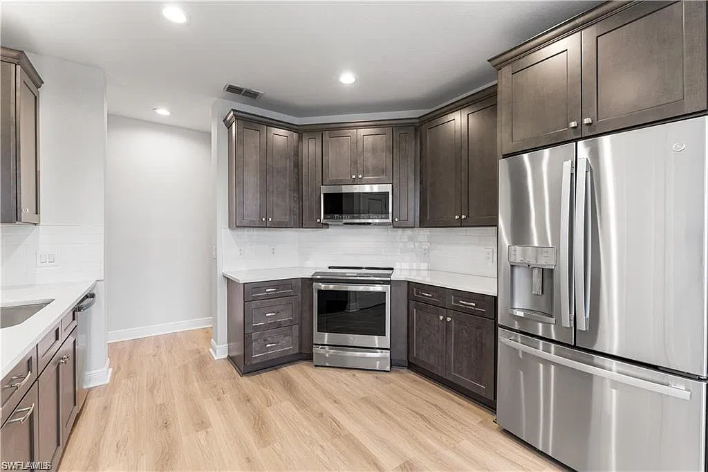 3 bed, 3.0 bath, 2114 sqft, $8,500 — Photo 2