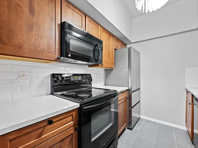 1509 W 39th 1/2 St #108 — Photo 8
