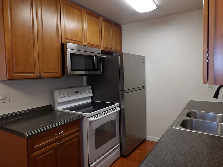 2337 Greenwood St — Photo 9
