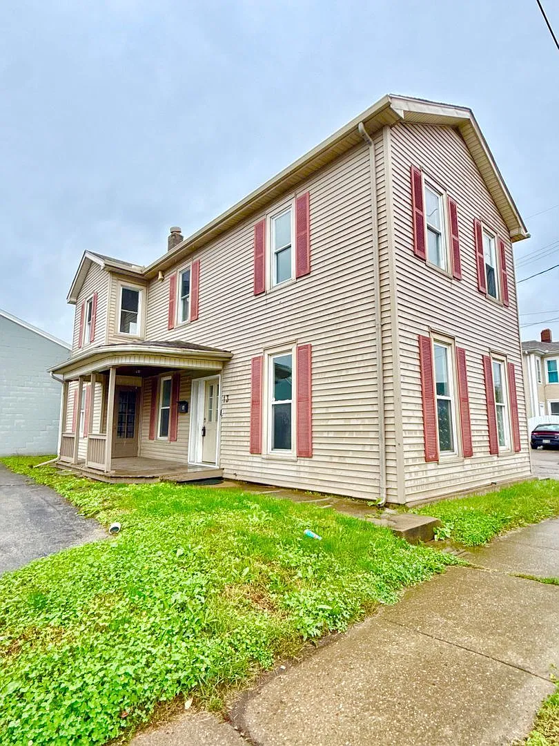 4 bed, 2.0 bath, 1608 sqft, $1,595 — Photo 1