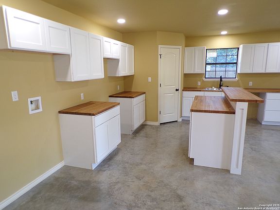 3rd image of 705 W Cargile