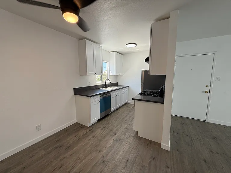 6737 Woodman Ave #7 — Photo 5