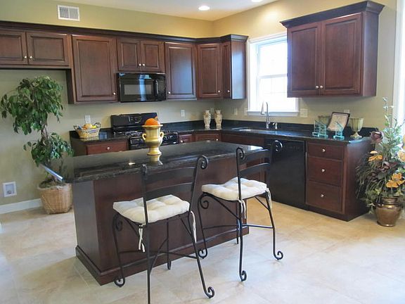 2nd image of 32 Chamberlain Ln