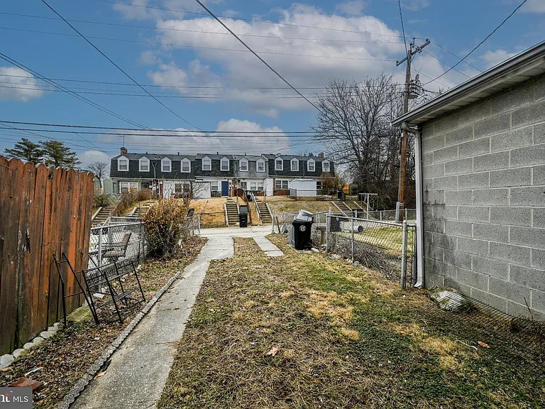 1610 Wentworth Ave — Photo 4