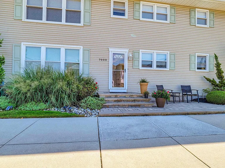 7000 Winchester Ave #TOP FLOOR — Photo 2