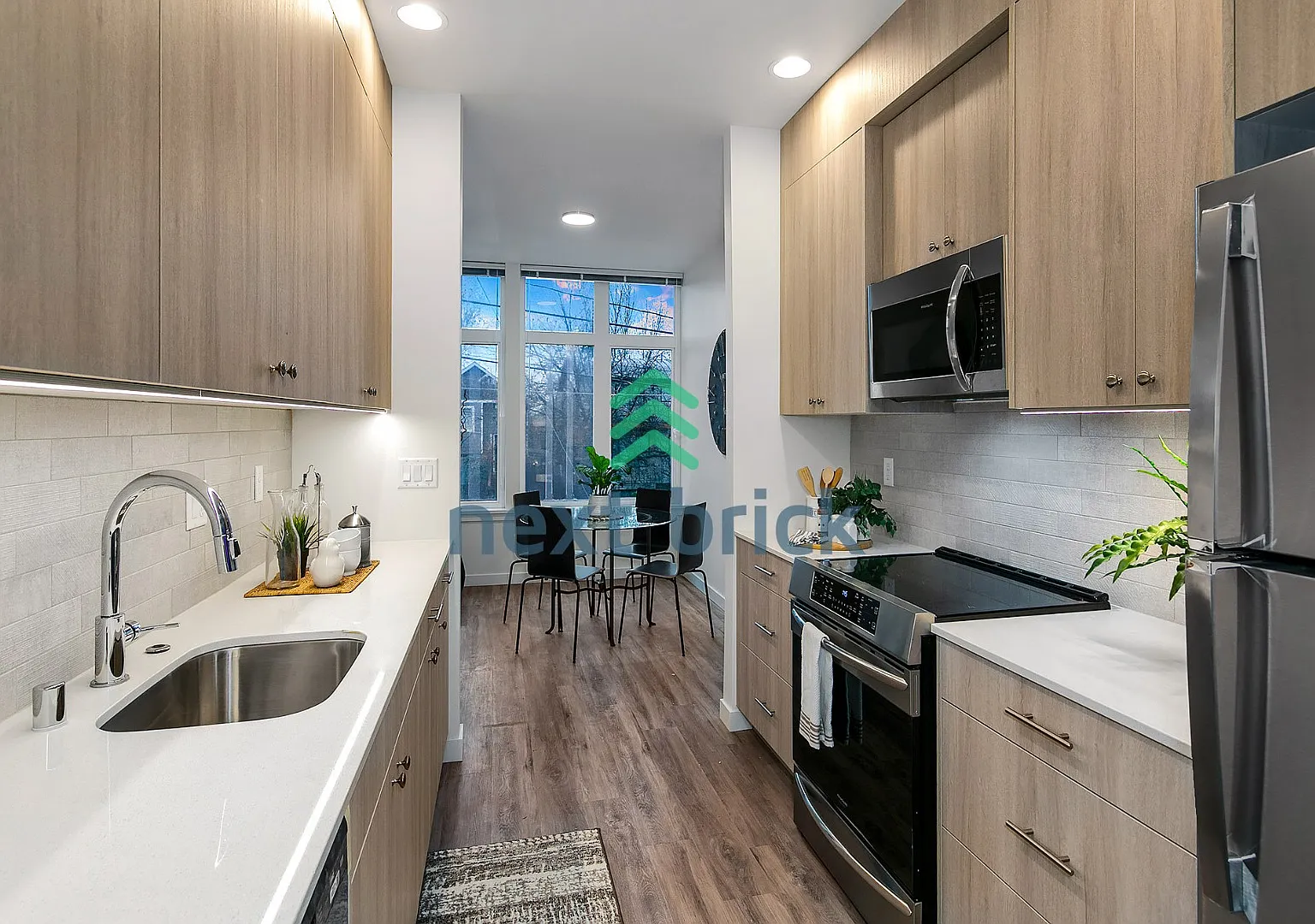"Modern 3 Bed, 2.5 Bath Central District Residence with Garage" — Photo 4
