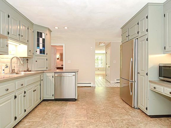 4th image of 7 Dogwood Dr