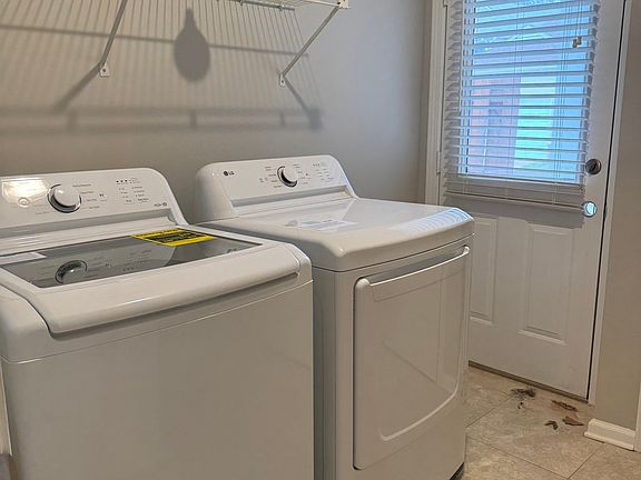 5th image of 1063 Island Pl E