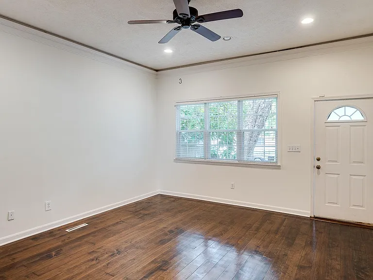 1113 Reutlinger Ave — Photo 11