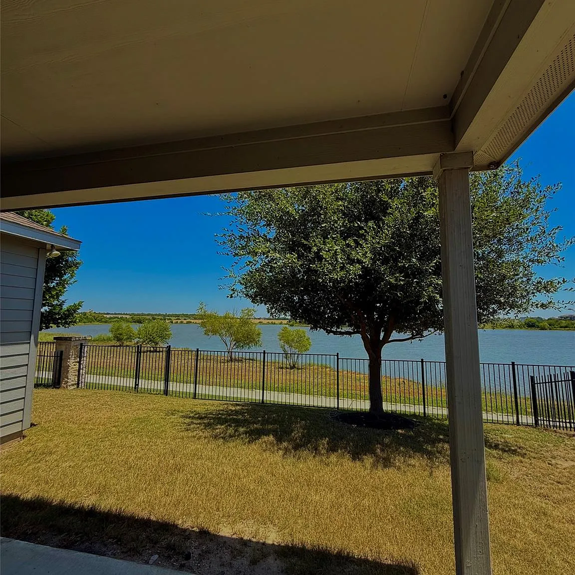 3 bed, 2.5 bath, 2196 sqft, $2,150 — Photo 2