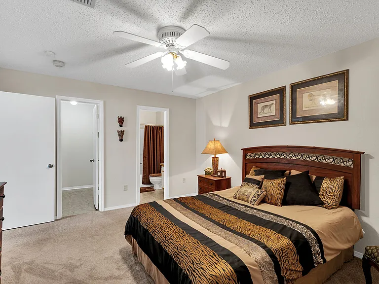 Seasons Apartments — Photo 18
