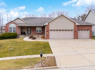 2211 Ridge Creek Dr, Bloomington, IL 61705