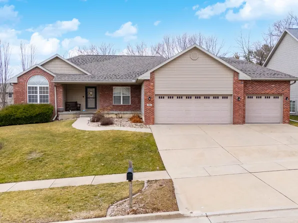 2211 Ridge Creek Dr, Bloomington, IL 61705